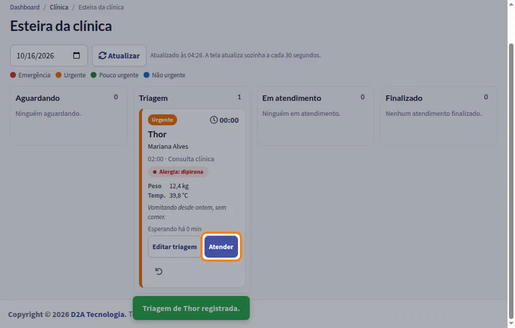 Esteira da clínica com o paciente na coluna Triagem, a prioridade urgente, o peso, a temperatura e o botão Atender